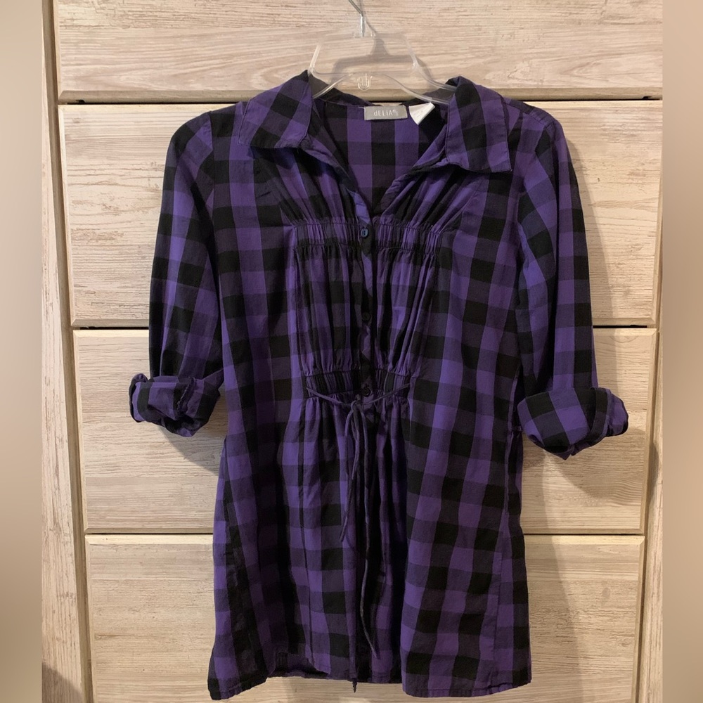 Delia’s Top that Cinches in the Middle; Small